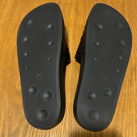 Off white slides - Picture 2 of 7